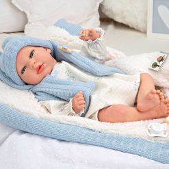 Кукла-бебе Мартин с пу?
ено одеяло в синьо - 40 см